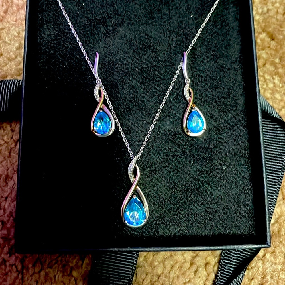 I’m selling this beautiful necklace/earring set